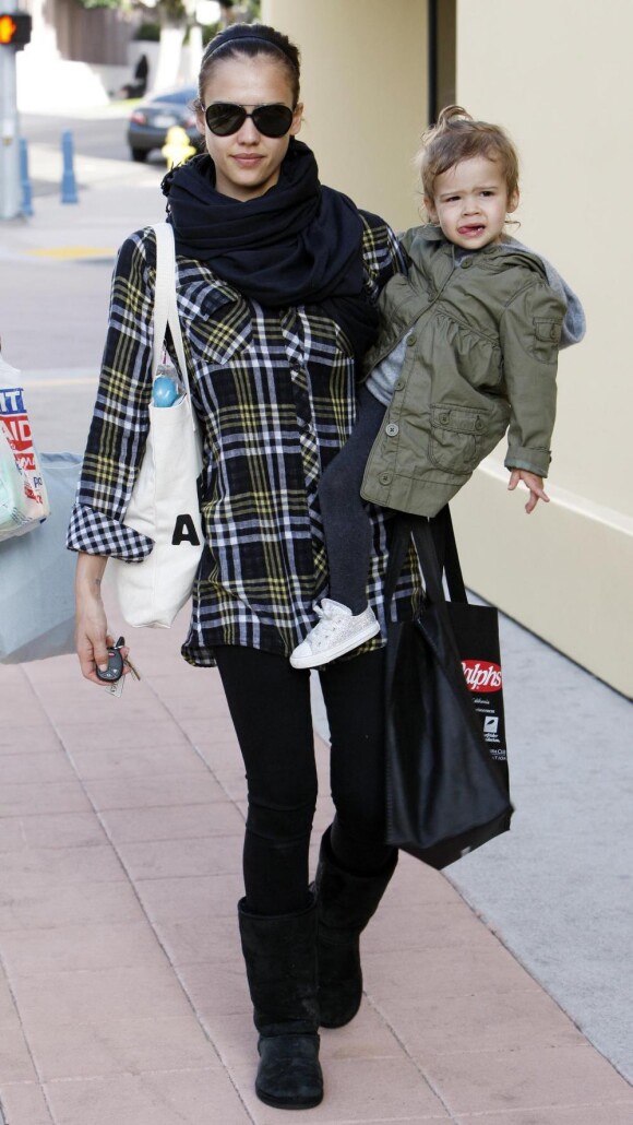 Jessica Alba passe au supermarché de Beverly Hills avec Honor le 3 avril 2010