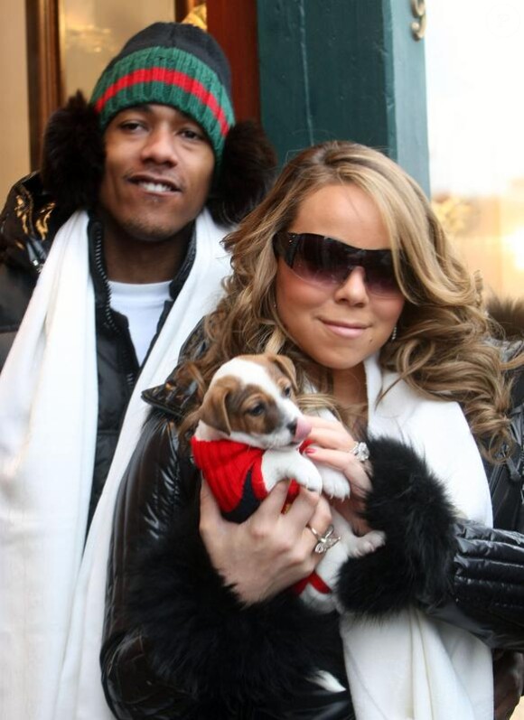 Mariah Carey et son mari Nick Cannon, ainsi que leur bébé chiot, à Aspen  le 22 décembre 2009