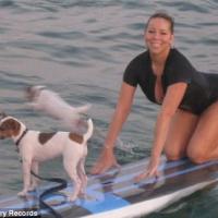 La pulpeuse Mariah Carey est vraiment inimitable... lorsqu'elle se met au surf !