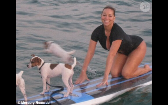 Mariah Carey sur une planche de surf à Puerto Rico avec ses 3 chiens