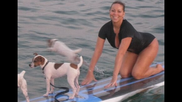 La pulpeuse Mariah Carey est vraiment inimitable... lorsqu'elle se met au surf !