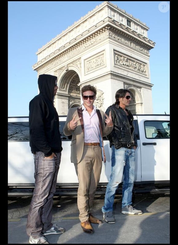 David Charvet, Mickaël Vendetta et Greg Basso sortent de la limousine... devant l'Arc de Triomphe(9 avril 2010 à Paris)
