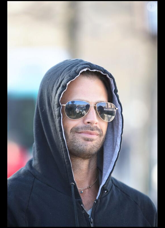 David est protégé comme une star : lunettes teintées et capuche... (9 avril 2010 à Paris)