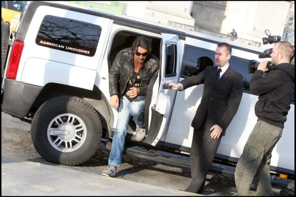 Greg sort de la limousine : bon retour dans la capitale ! (9 avril 2010 à Paris)