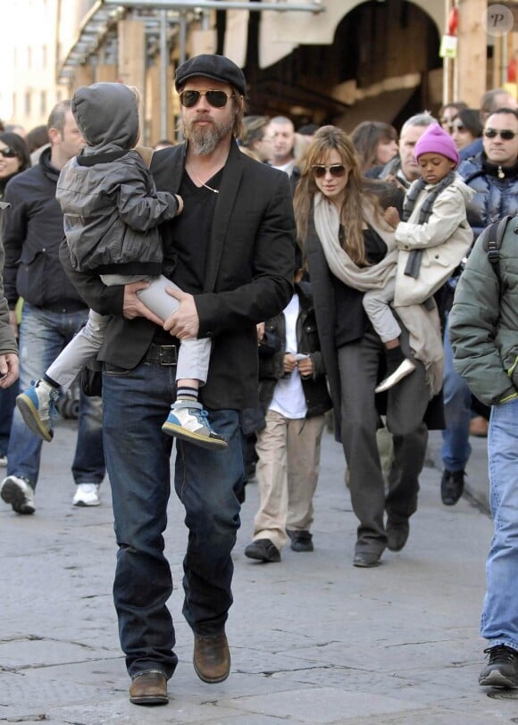 Angelina Jolie et Brad Pitt sont à benise avec leurs enfants.