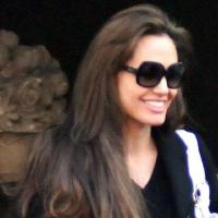 Angelina Jolie a repris le chemin du travail... avec un radieux sourire !