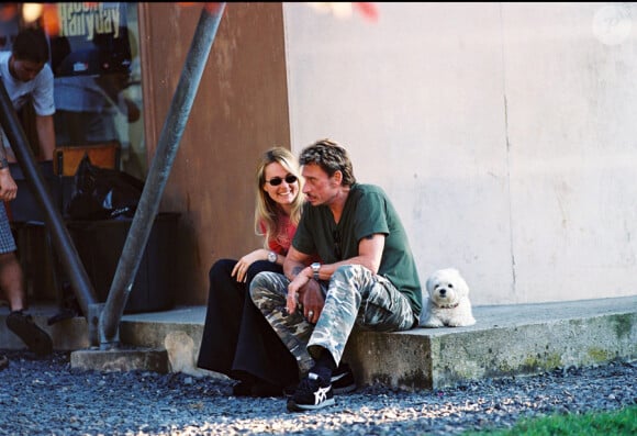 Johnny et Laeticia Hallyday avec leur bichon maltais Lucas à Vichy en juillet 2000
