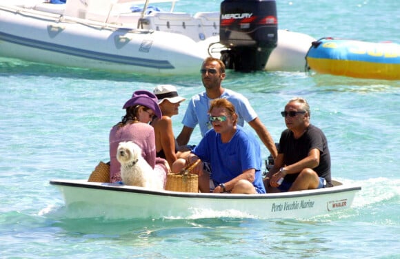 Johnny et Laeticia Hallyday avec Lucas, leur bichon maltais, et Michel et Anne-Marie Sardou, en Corse en août 2001