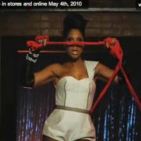 Regardez Toni Braxton dans le lap dance sexy de son nouveau clip !
