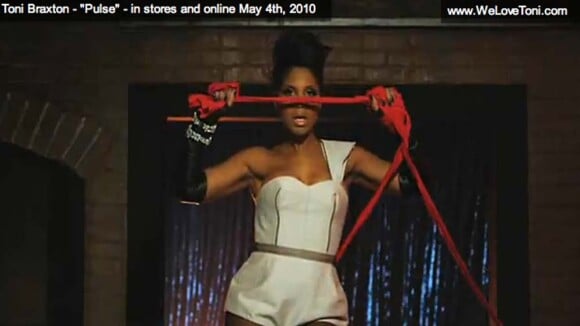 Regardez Toni Braxton dans le lap dance sexy de son nouveau clip !