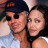 Avant de former l'un des couples les plus mythiques de la sphère people avec le beau Brad Pitt, Angelina Jolie vivait une histoire trash et passionnée avec le grand Billy Bob Thornton !
