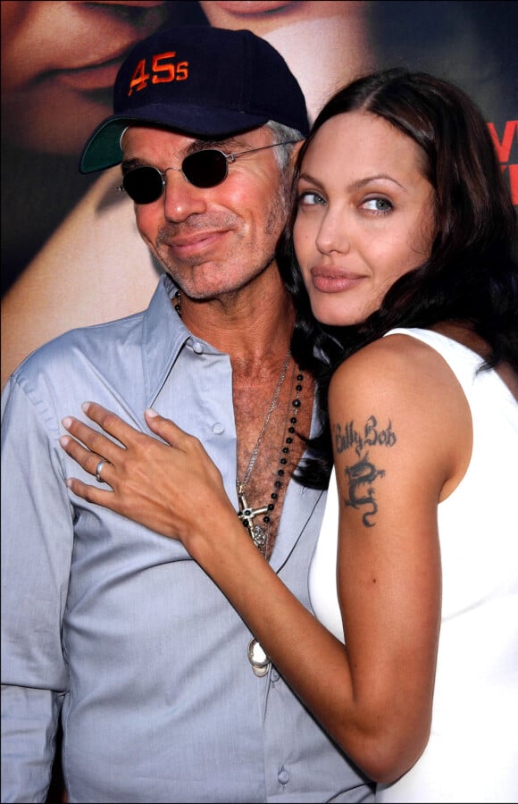 Avant de former l'un des couples les plus mythiques de la sphère people avec le beau Brad Pitt, Angelina Jolie vivait une histoire trash et passionnée avec le grand Billy Bob Thornton !