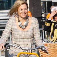 Ça y est, la princesse Maxima des Pays-Bas sait... faire du vélo !
