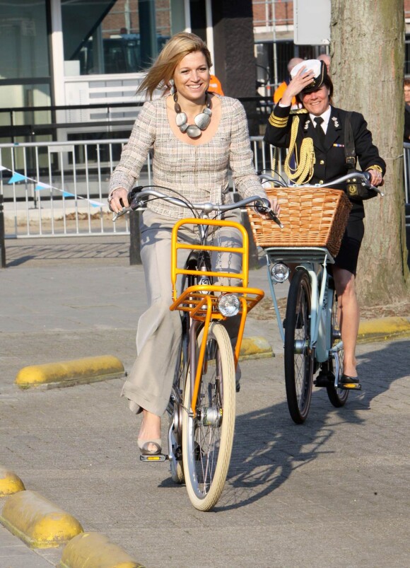 La princesse Maxima des Pays-Bas montre l'exemple en donnant le coup d'envoi du brevet de vélo...