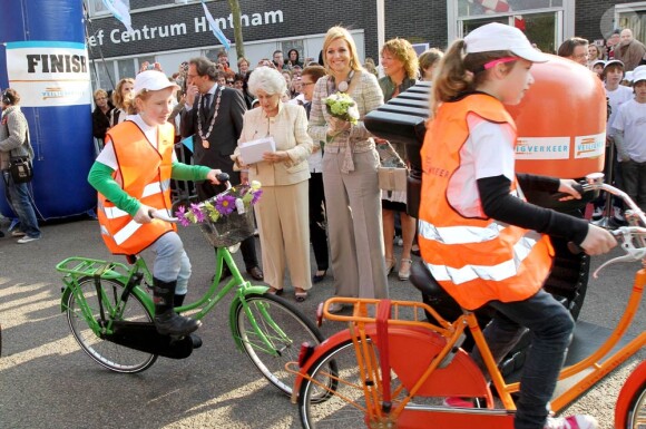 La princesse Maxima des Pays-Bas montre l'exemple en donnant le coup d'envoi du brevet de vélo...