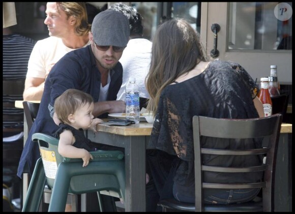 Cam Gigandet passe une belle journée à Los Angeles le 13 avril 2010 avec sa compagne Dominique et leur fille Everleigh