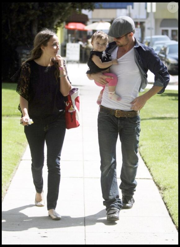 Cam Gigandet passe une belle journée à Los Angeles le 13 avril 2010 avec sa compagne Dominique et leur fille Everleigh