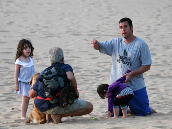 Adam Sandler et ses filles Sadie et Sunny sur la plage à Maui à Hawaï le 18 avril 2010