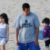 Adam Sandler et ses filles Sadie et Sunny sur la plage à Maui à Hawaï le 18 avril 2010