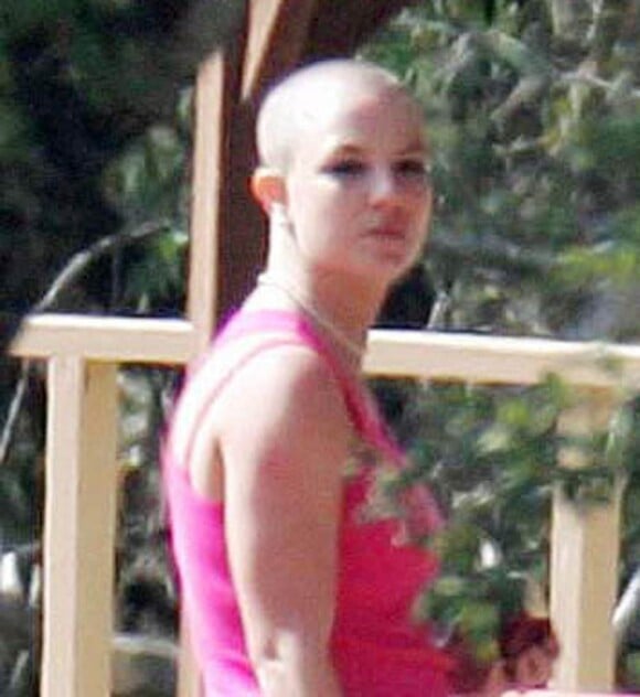 La chanteuse Britney Spears avec son crâne complètement rasé !