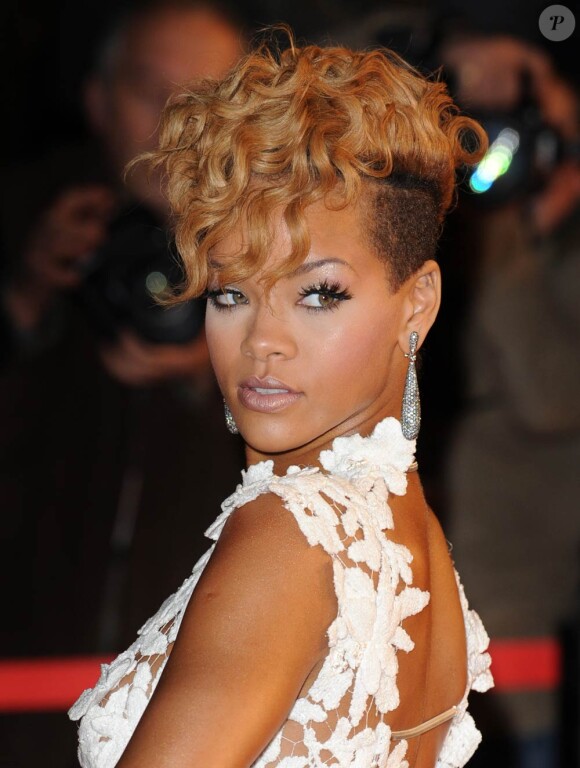 La chanteuse Rihanna : une véritable fashionista qui n'a peur de rien question coiffure !