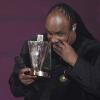 Stevie Wonder aux Victoires de la musiques reçoit un prix d'honneur des mains de Charles Aznavour, à Paris, le 6 mars 2010 !