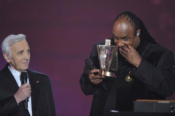 Stevie Wonder aux Victoires de la musiques reçoit un prix d'honneur des mains de Charles Aznavour, à Paris, le 6 mars 2010 !