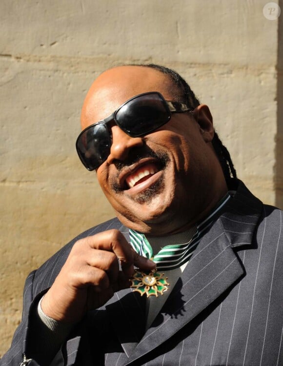 Stevie Wonder reçoit la médaille de Commandeur des Arts et des Lettres, à Paris, le 7 mars 2010 !