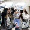 Rebecca Gayheart fait du shopping à Los Angeles et n'a trouvé que ses sacs pour se protéger de la pluie le 20 avril 2010