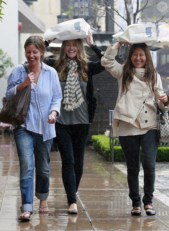 Rebecca Gayheart fait du shopping à Los Angeles et n'a trouvé que ses sacs pour se protéger de la pluie le 20 avril 2010