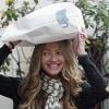 Rebecca Gayheart fait du shopping à Los Angeles et n'a trouvé que ses sacs pour se protéger de la pluie le 20 avril 2010