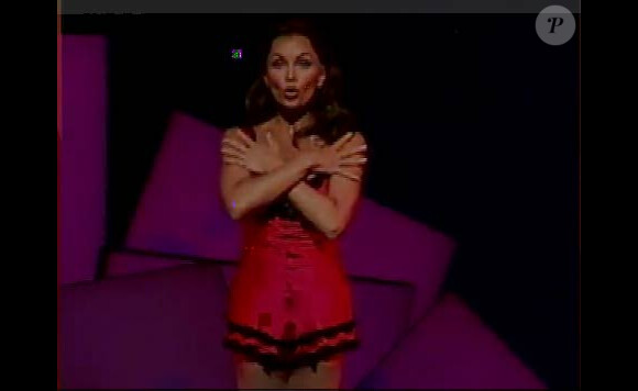 Capture d'écran de la séquence dans laquelle Vanessa Williams se dénude  en chantant et dansant.