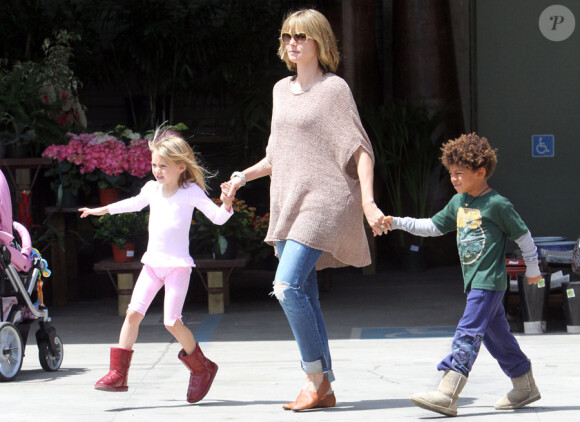 Heidi Klum avec ses enfants Lou, Leni et Henry, à West Hollywood, le 24 avril 2010