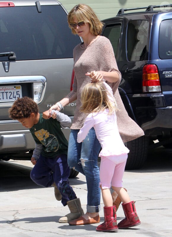 Heidi Klum ave Henry et Leni, West Hollywood, le 24 avril 2010