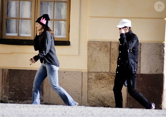 Le 24 avril 2010, le Palais Royal annonçait la rupture des fiançailles de Madeleine de Suède et de Jonas Bergström. Sa soeur Victoria, avec son fiancé Daniel, s'abstient de tout commentaire (photo : promenade à Drottningholm le 23/04)