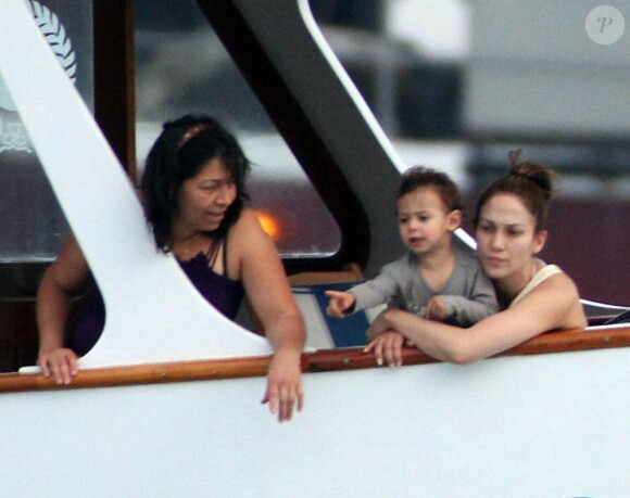 Jennifer Lopez avec son fils Max dans les bras, et la petite Emme non loin, dans un bateau au large de Miami