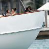 Jennifer Lopez avec son fils Max dans les bras, et la petite Emme non loin, dans un bateau au large de Miami
