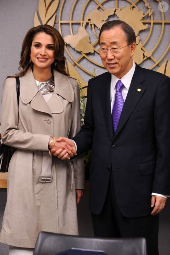 Rania de Jordanie et Ban Ki-Moon au siège des Nations Unies à New York, le 27 avril 2010