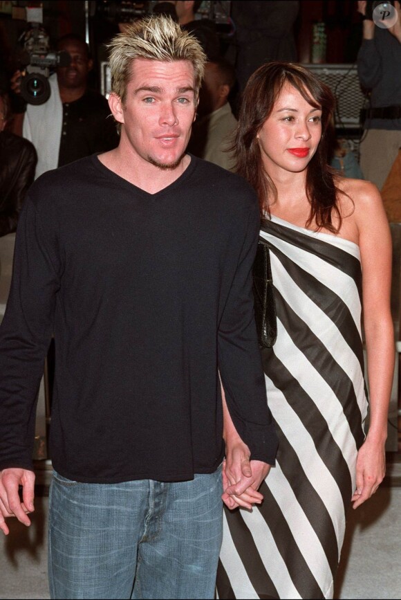 Le rockeur Mark McGrath (42 ans) et sa fiancée Carin (37 ans) sont devenus le 29 avril 2010 parents de jumeaux... Photo : le couple, en 2001.
