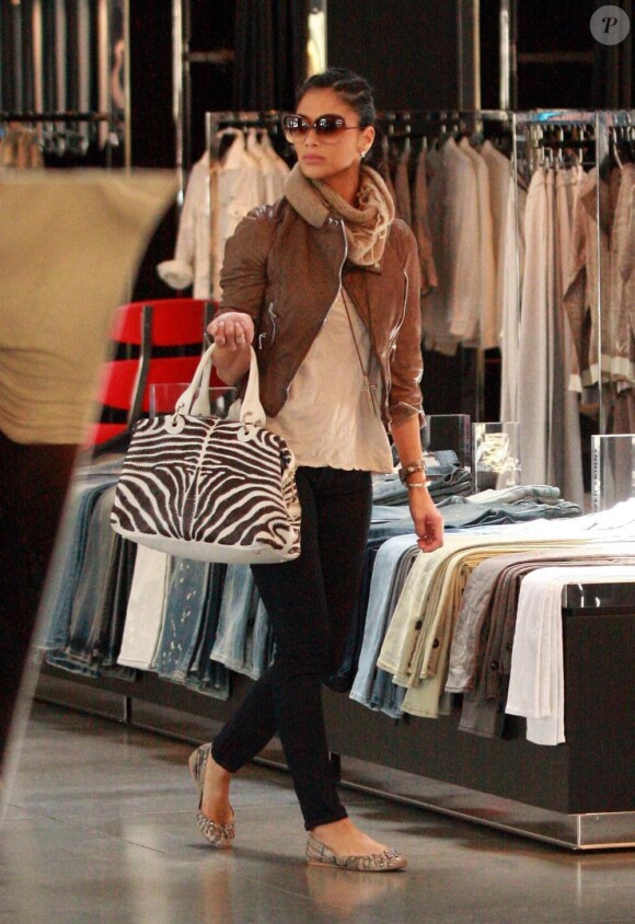 Nicole Scherzinger fait du shopping à Beverly Hills. 29/04/2010