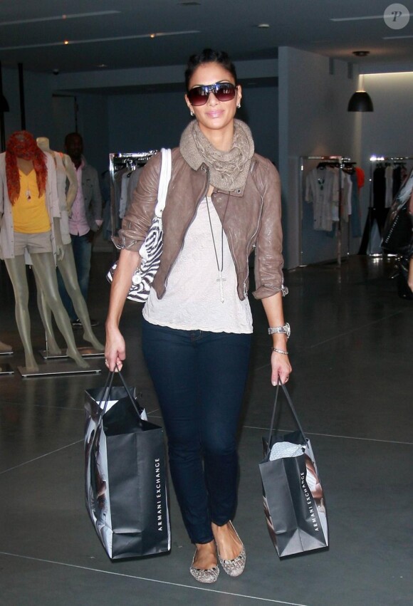 Nicole Scherzinger fait du shopping à Beverly Hills. 29/04/2010