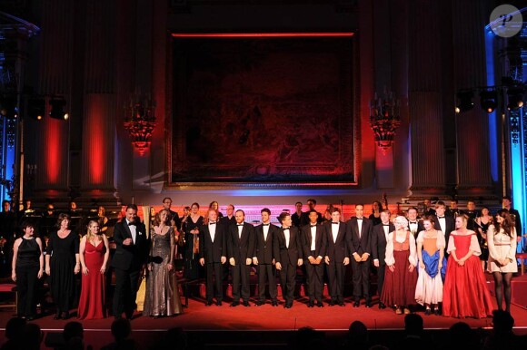 Le 29 avril 2010, à l'occasion du soixantenaire du Royal Welsh College of Music and Drama à Buckingham, un hommage était rendu à Richard Burton. Liz Taylor n'a pu retenir ses larmes...