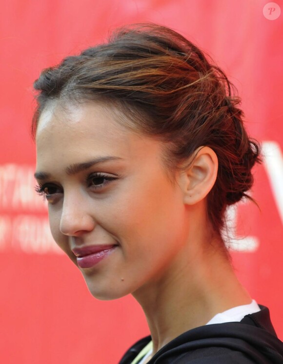 Jessica Alba lors de la 13ème marche annuelle Revlon pour les femmes le 1er mai 2010 à Times Square à New York