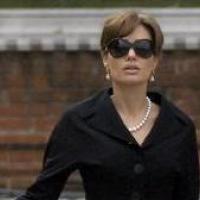 Angelina Jolie : En total look black et collier de perles, elle joue la carte mémère... mais reste divine !