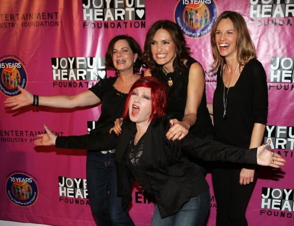 Mariska Hargitay, Maria Bello, Hilary Swank, Marcia Gay Harden et la chanteuse Cyndi Lauper au 2010 Joyful Heart Foundation Gala, à New York. 05/05/2010