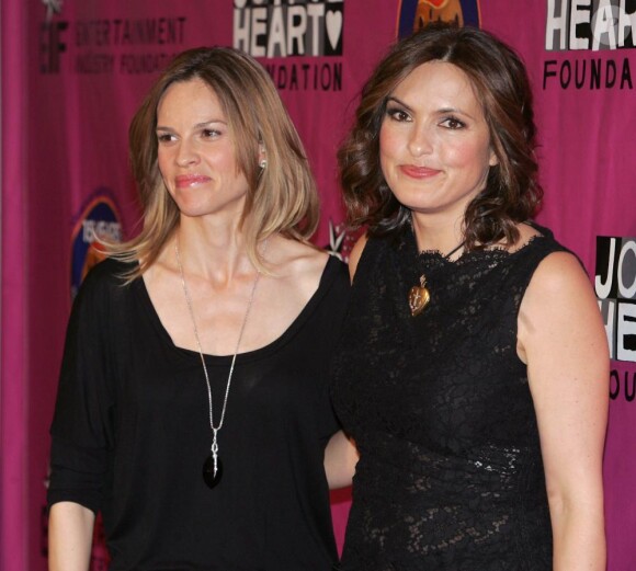 Hilary Swank et Mariska Hargitay au 2010 Joyful Heart Foundation Gala, à New York. 05/05/2010