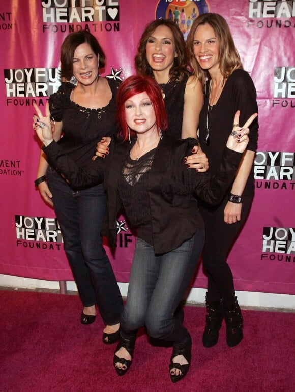 Mariska Hargitay, Maria Bello, Hilary Swank, Marcia Gay Harden et Cyndi Lauper au 2010 Joyful Heart Foundation Gala, à New York. 05/05/2010