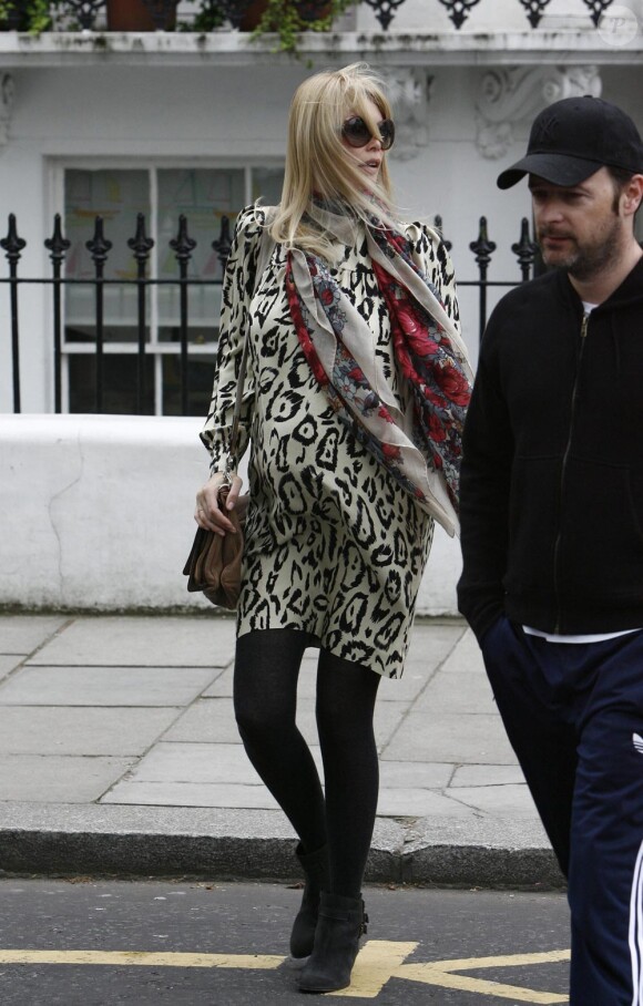 Claudia Schiffer à Londres, à la sortie de son domicile avec son époux Matthew Vaughn. Le 6 mai 2010