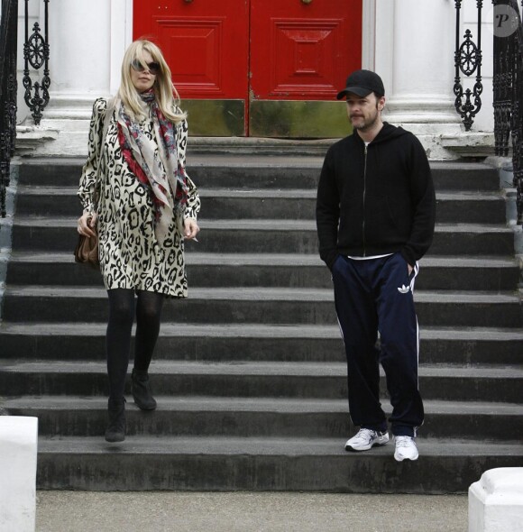 Claudia Schiffer à Londres, à la sortie de son domicile avec son époux Matthew Vaughn. Le 6 mai 2010