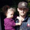 Joel Madden et sa fille Harlow faisant du shopping à Beverly Hills, le 3 mai 2010... Ils sont notamment passés par la boutique American Girl.